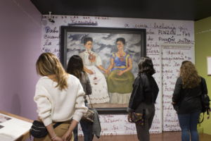 Las dos Fridas, cuadro de Frida Kahlo, cumple 80 años con presentación en el Museo de Arte Moderno exhibe 