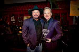 Garth Brooks Inducts Steve Wariner into Musicians Hall of Fame 