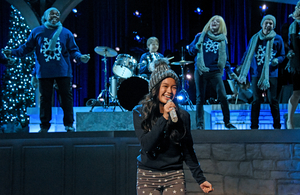 Review: LOVE ACTUALLY LIVE Dazzles Audiences with Original Film Clips Immersed in an Entertaining Jukebox Musical Image