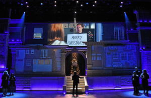 Review: LOVE ACTUALLY LIVE Dazzles Audiences with Original Film Clips Immersed in an Entertaining Jukebox Musical Image