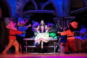 Review: A SNOW WHITE CHRISTMAS SPRINKLES US WITH HOLIDAY CHEER IN A LYTHGOE FAMILY PANTO at Pasadena Civic Auditorium  Image