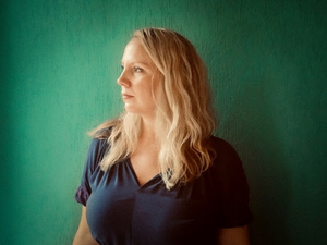 Mary Bragg Enlists Drivin n Cryin For Cover of 'Don't Walk Away' Image