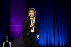 Netflix Announces Taylor Tomlinson's First Hour-Long Comedy Special Image