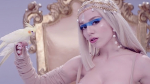 Ava Max Releases 'Kings & Queens' Video 