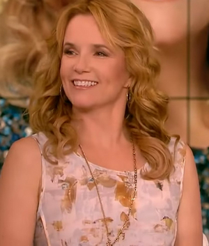 Lea Thompson, Malcolm Gets & More From CAROLINE IN THE CITY to Reunite on STARS IN THE HOUSE 