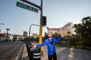 Road to The Mirage in Las Vegas Renamed 'Siegfried & Roy Drive'  Image