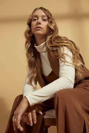 MANU GRACE Shares Sensual, Gorgeous New Single Image