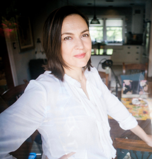 Interview: Lesley Fera on Creating the PRETTY LITTLE WINE MOMS Podcast Image