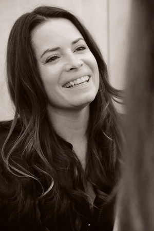 Interview: Lesley Fera on Creating the PRETTY LITTLE WINE MOMS Podcast Image
