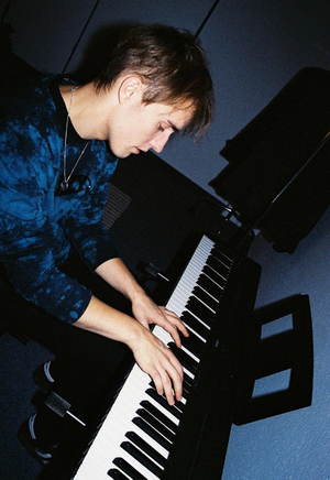 Sam Fender Shares 'Back To Black' Live Cover Recording Image