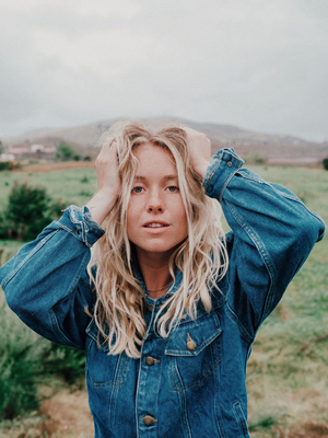 Hope Waidley Releases the Music Video for 'Stars' Image