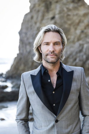 Grammy Winner Eric Whitacre Conducts First Ever Live Virtual Chorus Using Groundbreaking Tech 