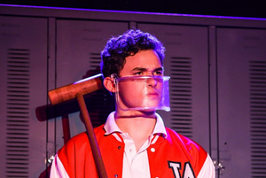 Theo Barreto Se Divide Entre A MEGERA DOMADA – O MUSICAL e HEATHERS – MUSICAL Image