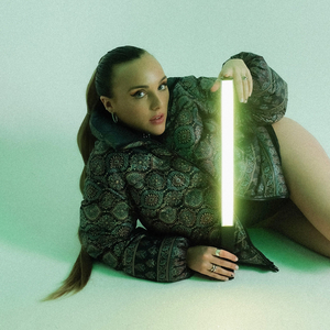 VIDEO: Farrah Releases New Video to Accompany 'Night Light' EP Image