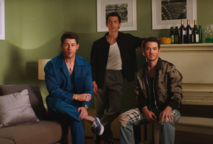 Netflix Announces First-Ever FAMILY ROAST With the Jonas Brothers Image