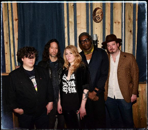 VIDEO: Watch Lizzie & the Makers New Music Video for 'Mojo Hand' Image