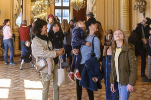 Grand Theatre Geneve Offers Babysitting Service  Image