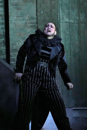 Review: New Year, New RIGOLETTO at Met Highlights Good Singing Image