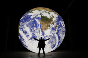 Luke Jerram Will Bring Floating Planet Earth Sculpture to Queens Gardens in March 