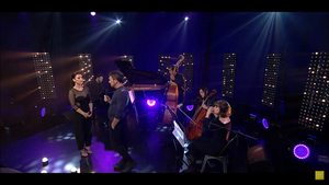 STAGE TUBE: Lorena Calero y Antonio Banderas cantan juntos en el estreno del programa LAS TRES PUERTAS 