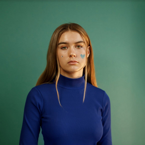 Rising Swedish Pop Star Paula Jivén Releases Music Video for 'Breaking Up With a Friend' Image