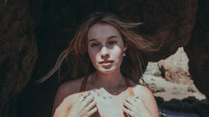 Sydney Rose Announces Debut EP 'You Never Met Me' Image