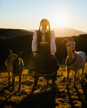 Iyla Unveils New Single '2LATE' Image