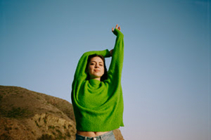 Lizzy McAlpine Featured on Jacob Collier's 'Never Gonna Be Alone' with John Mayer Image