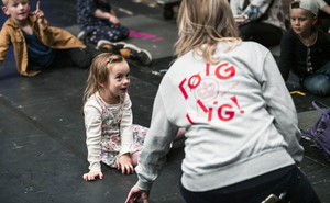 FAMILIERUNDVISNINGER Comes to Det KGL. Teater Image