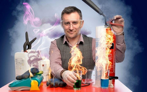 Edinburgh 2022: Review: MARK THOMPSON'S SPECTACULAR SCIENCE SHOW, Gilded Balloon at the Museum. Image