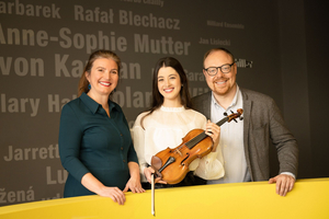 Deutsche Grammophon Signs Menuhin Competition-Winner María Dueñas 