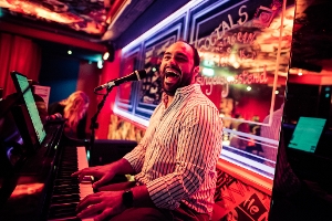 SingEasy Brings the Party to Theatreland Image