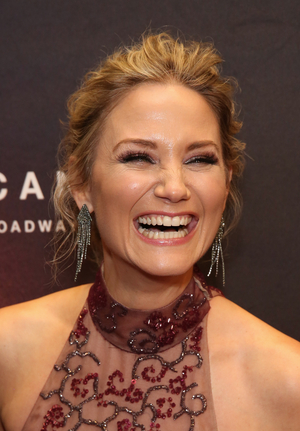 Jennifer Nettles' New Album & Broadway Under the Mistletoe Tour  Image