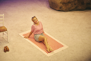 Review: SHIRLEY VALENTINE, The Duke Of York's Theatre Image