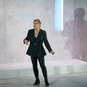 Photos: Get a First Look at Eddie Izzard's Solo HAMLET Video