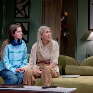 Photos: Kym Marsh and Lisa Faulkner in SINGLE WHITE FEMALE UK Tour Photo