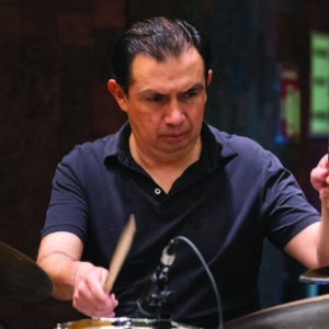 El Baterista Mexicano Adrián Oropeza Presentará Umbrales Sonoros En El Jardín Escénico