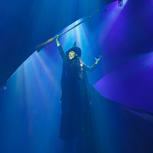 Photos: Keri&nbsp;Ren&eacute; Fuller, Emma Flynn, and the New Cast of WICKED Photo