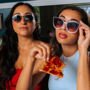 Photos: MYSTIC PIZZA Stars Hang at Florida Pizza Joint Before Paper Mill Playhouse De Photo