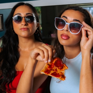 Photos: MYSTIC PIZZA Stars Hang at Florida Pizza Joint Before Paper Mill Playhouse…