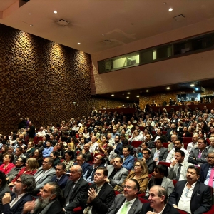 Catálogo De La Exposición?Alan Glass: Sorprendente Hallazgo?Recibe Reconocimiento