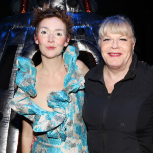 Photos: Suzy Eddie Izzard Visits ELF LYONS IS THE WOMAN ON THE EDGE Photo