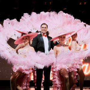 THE ULTIMATE VEGAS SHOW Comes to the State Theatre in July Photo