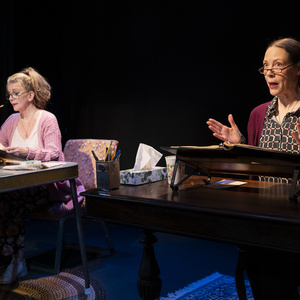 Photos: Melissa Gilbert and Veanne Cox in PEN PALS Off-Broadway Photo