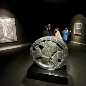 Obras Que Exploran Lo Arcaico, Cósmico Y Mitológico Dialogan En La Exposición Futuros Photo