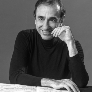 José Luis Juri Performs Piano 10 at Teatro Colon Photo