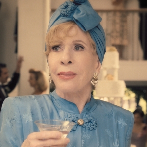 Photos: First Look at Carol Burnett, Ricky Martin & More in Apple's PALM ROYALE…