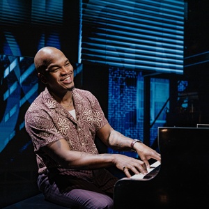 Photos: First Look at Ne-Yo in HELL'S KITCHEN Photo
