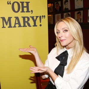 Photos: Jane Krakowski Meets the Press Ahead of Run in OH, MARY! Photo