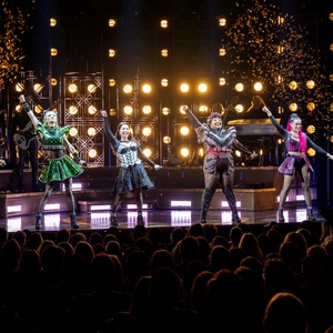 Photos: Dylan Mulvaney, Abigail Barlow, and the New Cast of SIX Take First Bows Photo